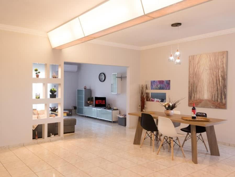 Villa Cozy Flat On The Main Square, 10Min To The Sea Kalamata Esterno foto